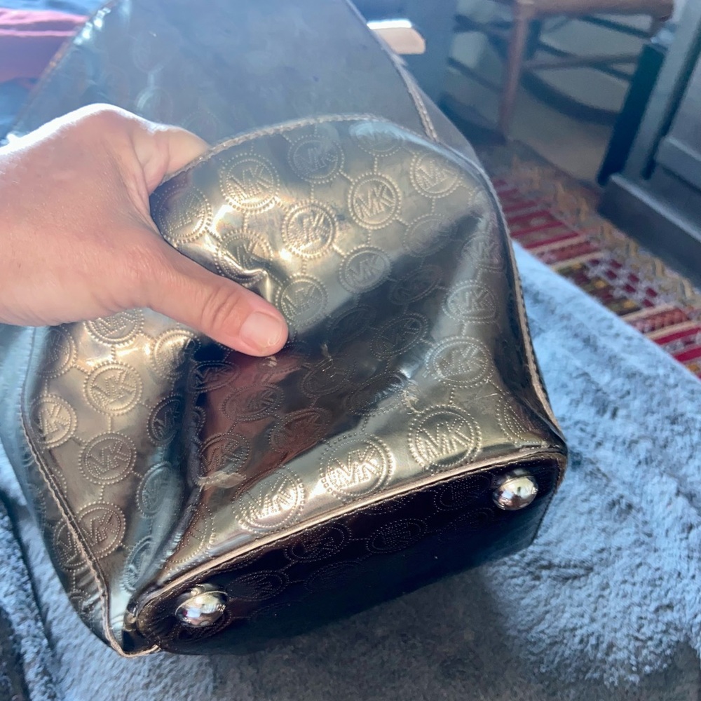 Michael Michael Kors Monogrammed Shiny Gold Medium-sized Shoulder Bag - Picture 11 of 11